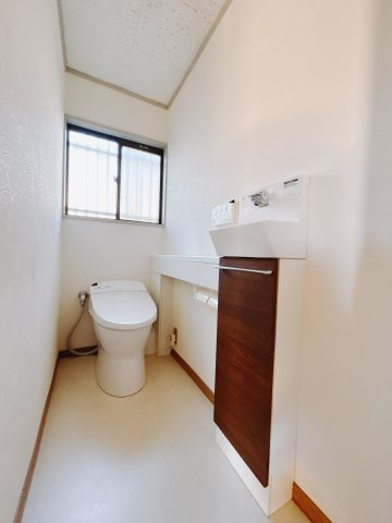 【中古戸建】高崎市小八木町のトイレ|■トイレ｜トイレは窓付きになっていますので、換気もでき常に綺麗を保てます♪