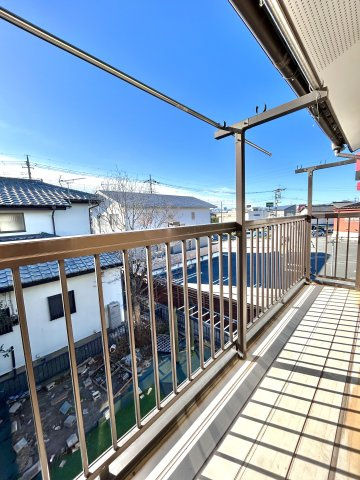 【中古戸建】高崎市小八木町のバルコニー|■バルコニー｜あたたかな陽のひかりを浴びることのできるバルコニー。お洗濯物やお布団を干せば、家族みんなが気持ちよく暮らすことができます(*^^*)