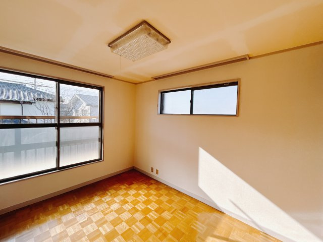 【中古戸建】高崎市小八木町の洋室|■2階洋室｜ナチュラルカラーの床です。模様替えなどとても楽しく工夫できます♪陽当たり、風通しもとても良いので毎日快適な生活スタートです！子供部屋にも良いですね♪