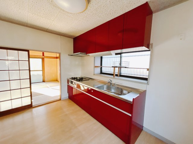 【中古戸建】高崎市小八木町のキッチン|■キッチン｜ワークトップの幅が広く、お子様といっしょにお料理をつくったり、ちょっとしたパーティーも楽しめます。フラットなのでお掃除がしやすいのもポイントです♪