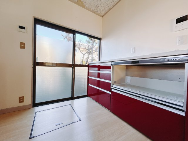 【中古戸建】高崎市小八木町のキッチン|■キッチン｜キッチン裏にも収納をご用意しております。収納がなくて困ってしまうとい事はないですね♪