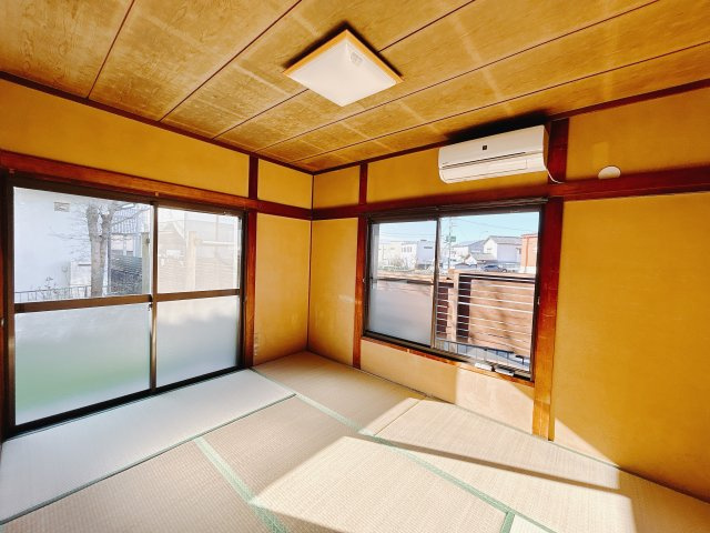 【中古戸建】高崎市小八木町の居間・リビング|■和室｜リビングと繋がっている和室は、お子様の様子を見守りながらお洗濯物を畳んだり、家事の合間のちょっとした休憩やのんびりお昼寝にも♪セカンドリビングとしてもお使いいただけます。