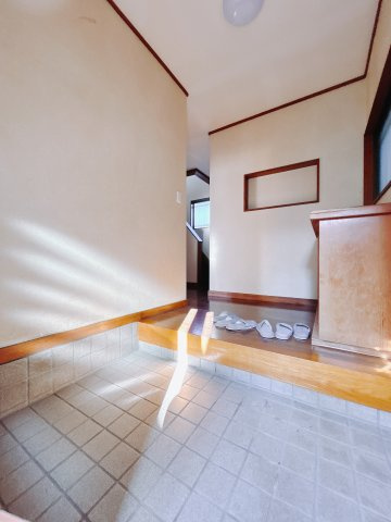 【中古戸建】高崎市小八木町の玄関|■玄関｜毎日の「いってらっしゃい」や「お帰りなさい」を大切なご家族と過ごす玄関は〈使いやすさ〉を追求しております。玄関横の物入は急な来客時でもさっとお片付けできるスペースを確保しています。