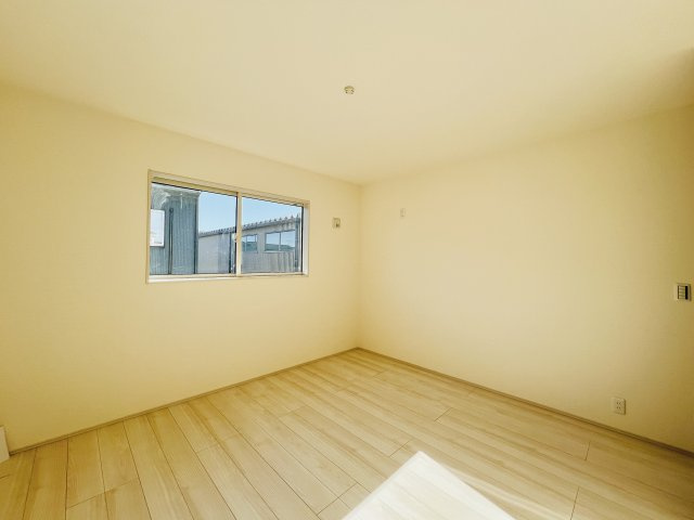 渋川行幸田の洋室|WIC付きの主寝室は、7帖で大きいベッドを設置してもゆとりのある空間♪