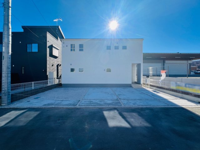 渋川行幸田の前面道路含む現地写真|間口も広く駐車も楽々♪