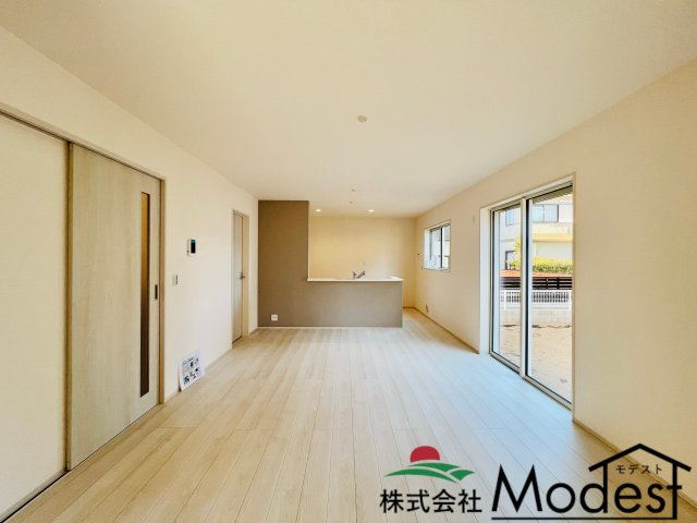 渋川行幸田の居間・リビング|大きな窓から明るい日差しが差し込む広々LDK♪