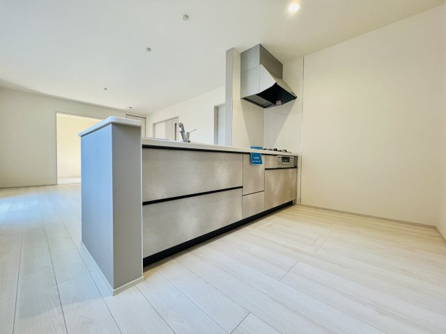 渋川行幸田のキッチン|収納も充実のキッチンは、作業スペースも広くお料理も快適に♪