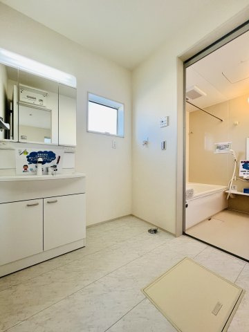 渋川行幸田の独立洗面台|洗濯機を設置してもゆとりのある洗面脱衣所♪