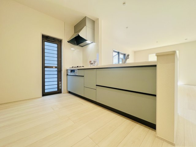 高崎寺尾のキッチン|収納も充実で作業もしやすいキッチンは、ゴミ出しなどにも便利な勝手口付き◎