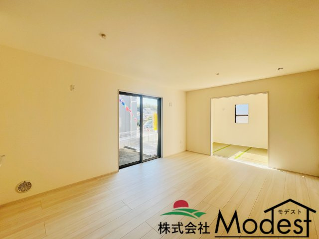 高崎寺尾の居間・リビング|明るい日差しが差し込むリビングは、ご家族も自然と集まるリビング♪