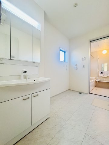 高崎寺尾の独立洗面台|洗濯機や収納棚を設置してもゆとりのある洗面脱衣所♪