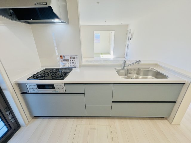 高崎寺尾のキッチン|収納も充実の対面式キッチンでご家族との会話も弾みます♪