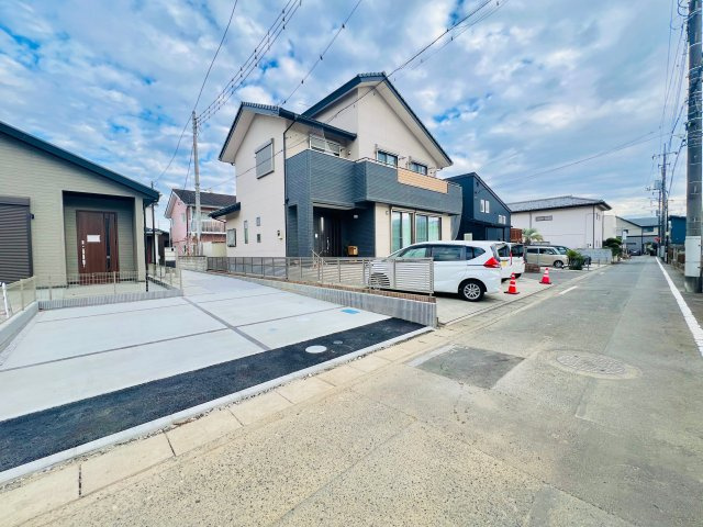 高崎市八千代町の前面道路含む現地写真|間口も広く駐車も焦らずにできます♪