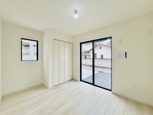 高崎市新後閑町の洋室|リビングに隣接する5.4帖の洋室は、キッズスペースや家事スペースとしても♪