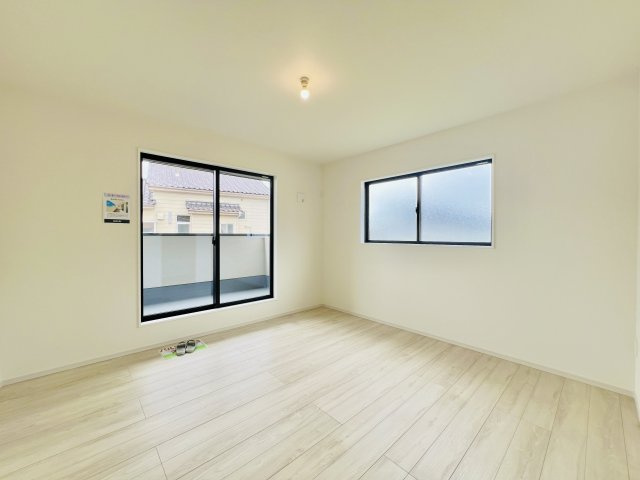 高崎市新後閑町の洋室|バルコニーへも行き来出来る9.2帖の洋室♪
WIC付き◎