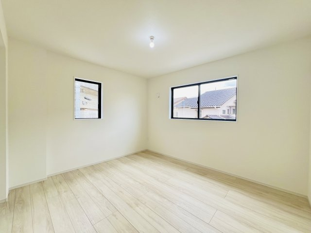 高崎市新後閑町の洋室|8.7帖の洋室は、WIC付きでお部屋もスッキリと♪