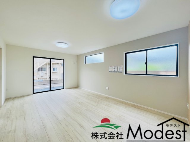 高崎市新後閑町の居間・リビング|17帖の明るく開放的なリビング♪