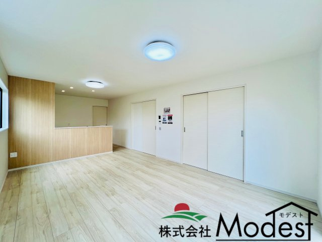 高崎市新後閑町の居間・リビング|家具の配置も考えやすく、ご家族も自然と集まる空間に♪