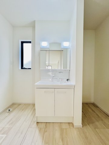 高崎市新後閑町の独立洗面台|洗濯機や収納棚を設置してもゆとりのある洗面脱衣所◎