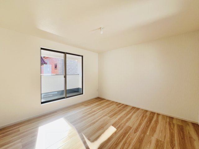 高崎市矢中町の洋室|9帖の主寝室は、大きいベッドを設置してもゆとりのある空間♪