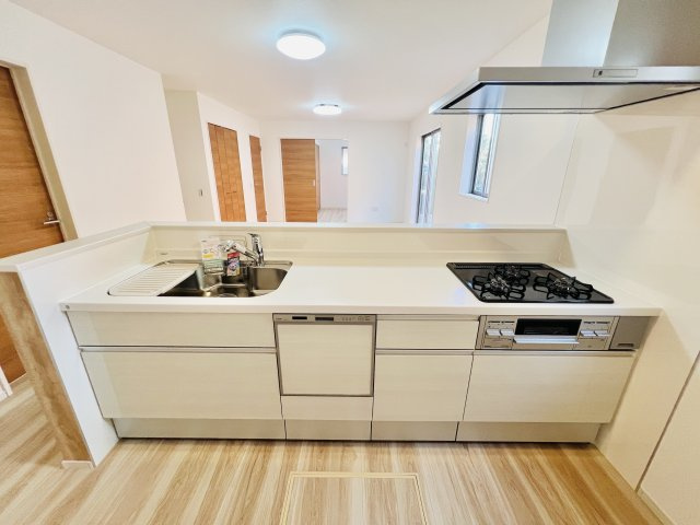 高崎市矢中町のキッチン|ご家族との会話も楽しめる対面キッチン♪