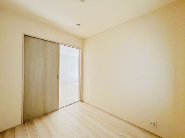 高崎石原町の洋室|リビングに隣接する洋室はキッズスペースや家事スペースとしても♪