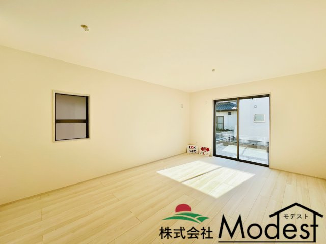 高崎石原町の居間・リビング|明るい日差しが差し込むリビング♪