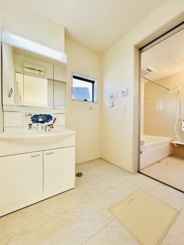 高崎石原町の独立洗面台|洗濯機を設置してもゆとりのある洗面脱衣所◎