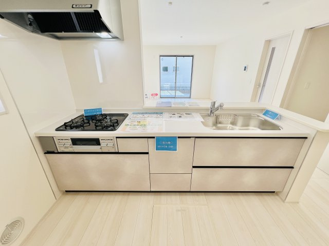 高崎石原町のキッチン|ご家族との会話も弾む対面キッチン◎