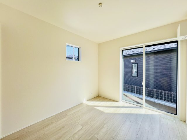 高崎日光町の洋室|玄関入ってすぐの洋室は、ゲストルームとしても◎
