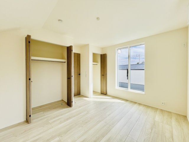 高崎日光町の洋室|明るい陽射しが差し込む、心地よい洋室