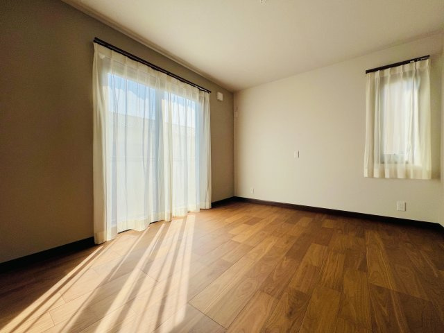 前橋市三俣町2丁目の洋室|ウォークインクローゼット付きの広々主寝室♪