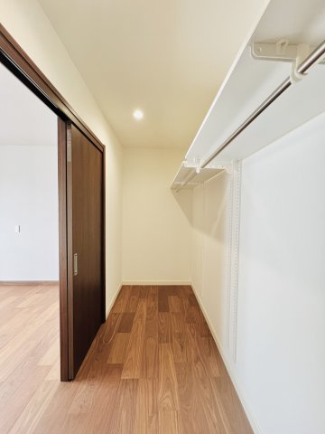 前橋市三俣町2丁目の収納|高さのある物もたっぷり収納可能なウォークインクローゼット◎