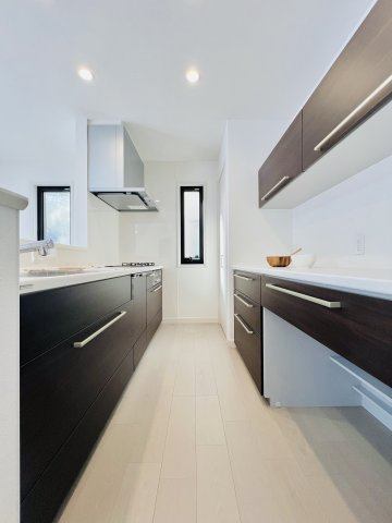 前橋市三俣町2丁目のキッチン|作業スペースも広く、収納も充実のキッチン♪