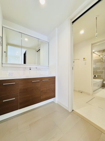 前橋市三俣町2丁目の洋室|洗面台の下にもたっぷり収納可能♪