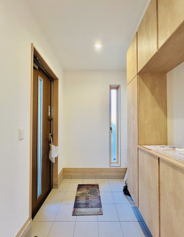 前橋市問屋町の玄関|収納力も豊富で、着脱もスムーズにできる玄関♪
来客時も安心の広さ。