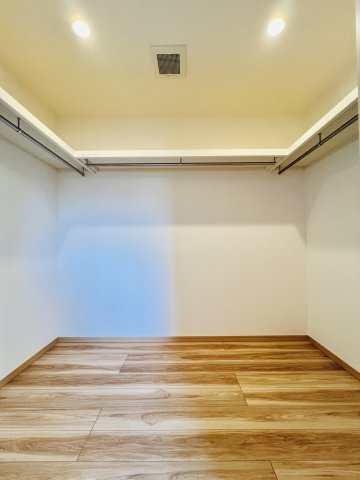 前橋市問屋町の収納|6帖洋室のWICで片付けラクラク、家族の荷物も安心