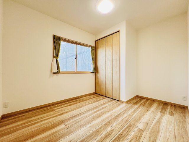前橋市問屋町の洋室|洋室5.2帖。
収納付きで子ども部屋にちょうどいいサイズ、成長に合わせて使えるお部屋