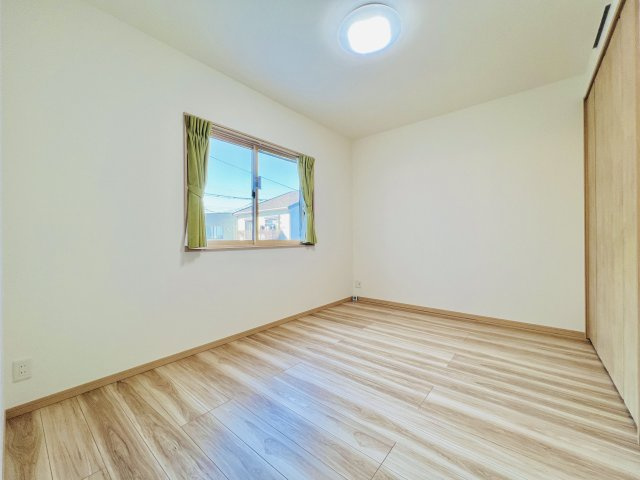 前橋市問屋町の洋室|洋室6帖。
勉強机もベットも置ける広さ、静かな環境で集中力もアップ