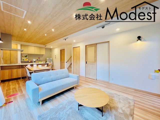 前橋市問屋町の居間・リビング|広々LDK×階段動線で家族が集まる、子育て世帯に嬉しい間取り