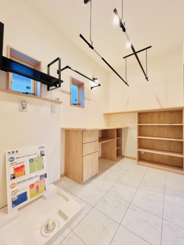 前橋市問屋町のランドリースペース|室内干しも快適な設計、天候に左右されず洗濯ストレス軽減
洗面室と直結なので動線◎、忙しい朝もスムーズに洗濯完了！