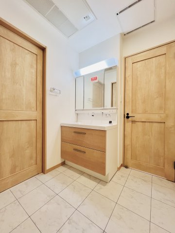 前橋市問屋町の独立洗面台|脱衣所と洗面が分かれて使いやすい設計。
収納棚付きで生活感を隠せてスッキリ。