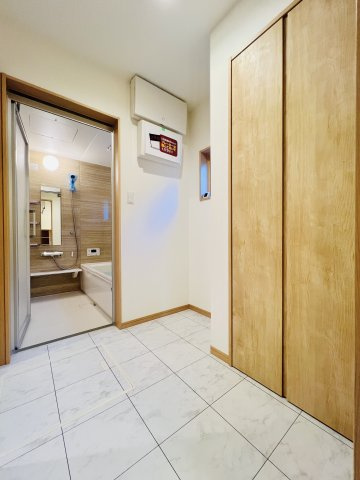 前橋市問屋町の脱衣所|収納付きの広々脱衣室。
お子さまを入浴させる際もこの広さがとっても便利。