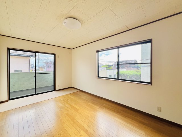 伊勢崎市富塚町の洋室|バルコニーに面する9帖洋室は、WIC付き◎