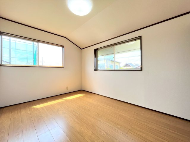 佐波郡玉村町大字五料の洋室|こちらの洋室は主寝室として◎大きなベッドを設置してもゆとりのある空間に♪