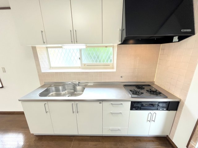 佐波郡玉村町大字五料のキッチン|キッチンは、食器棚や冷蔵庫などを設置しても余裕のある空間◎