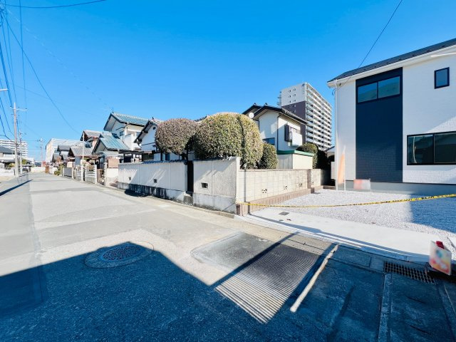 前橋南町の前面道路含む現地写真|閑静な住宅地で駐車も楽々♪
