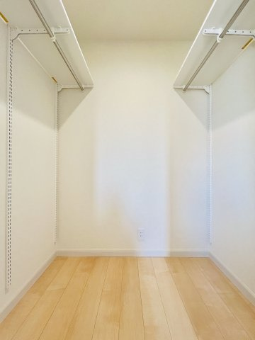 前橋市三俣町2丁目の収納|洋服類もたくさん収納可能なウォークインクローゼット♪