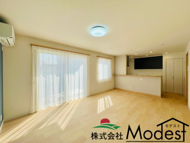 前橋市三俣町2丁目の居間・リビング|家具の配置も考えやすく、ご家族も自然と集まるリビング♪