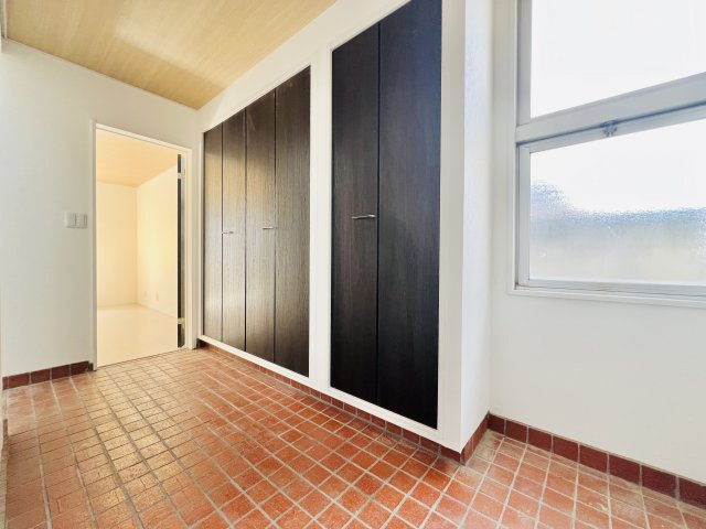 前橋市下小出町の玄関|広々とした玄関は、家族全員分の靴をまとめて収納出来て、すっきりとした空間◎